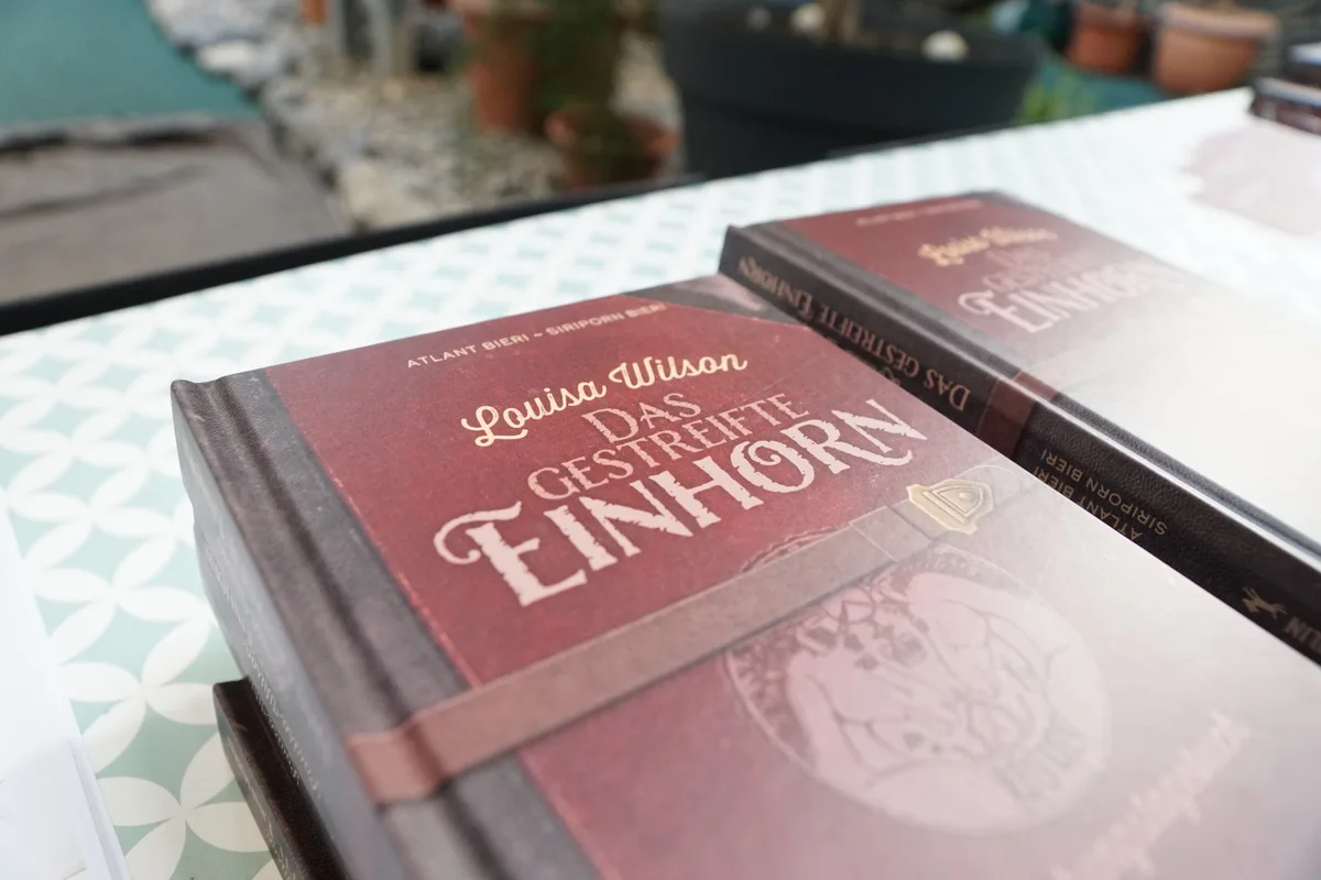 Atlant Bieri präsentiert sein neues Buch mit einem Improvisationstheater im Sauriermuseum.